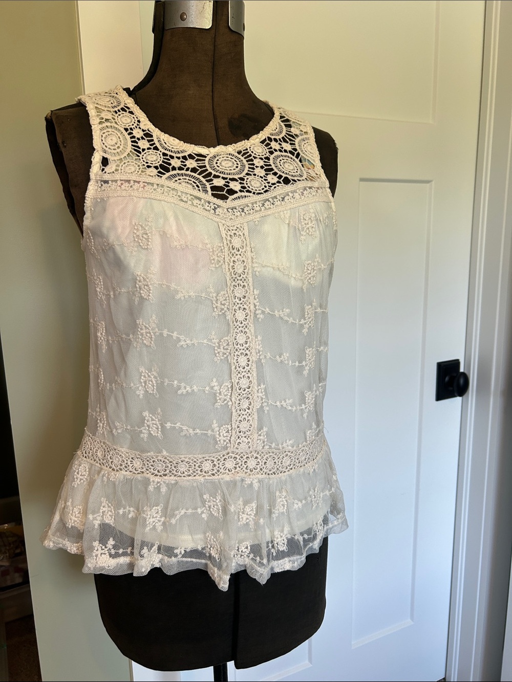 Monteau lace top size small lace sheer sweet cream color 3 loop button closure s